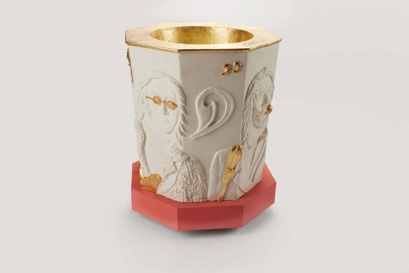 — Oh, that magic feeling, 83 x 69 x 69 cm, stoneware, gold foil, mdf plint (2022)