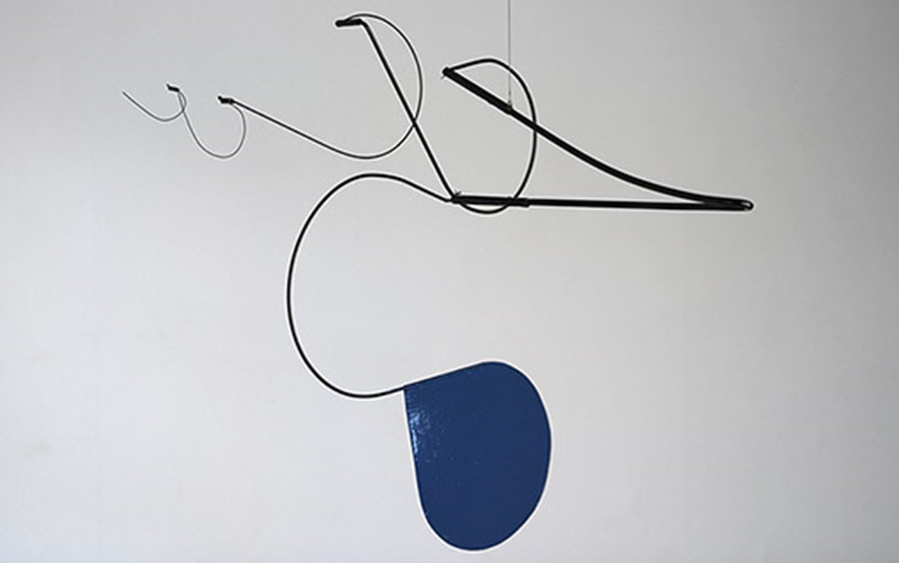 Mobiles — Tegning i luft (Drawing in Air), 1975, Iron and aluminium , H 35 cm, 40 cm Ø