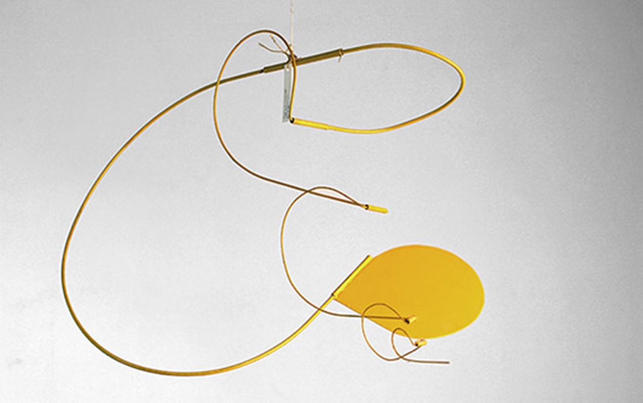 Mobiles — Tegning i luft (Drawing in Air) (1), 1987, Iron and aluminium , H 30 cm, 50 cm Ø