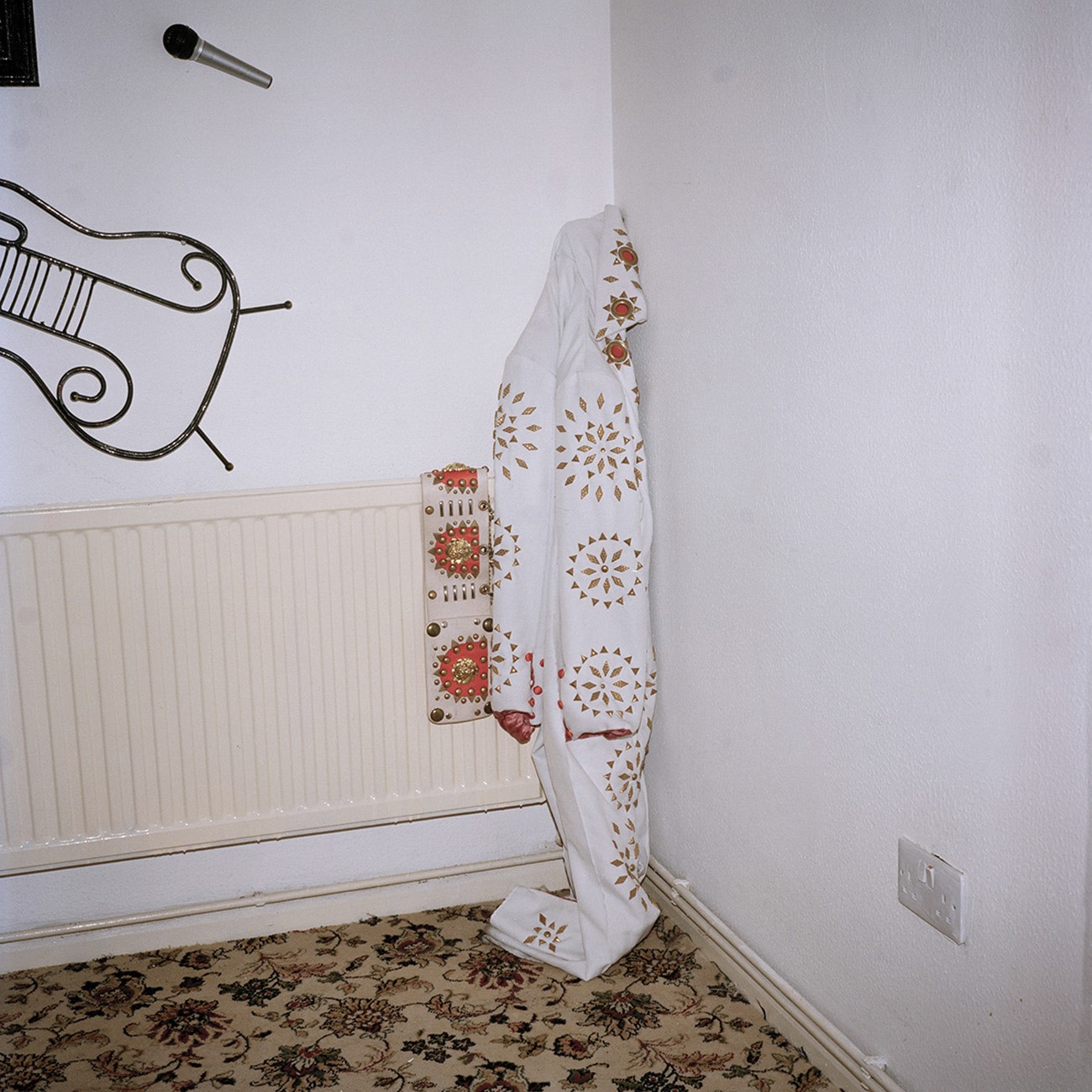 The suit, Cwmbrân Wales, 2015, C-print , 70 x 70 cm, 5 ed.
